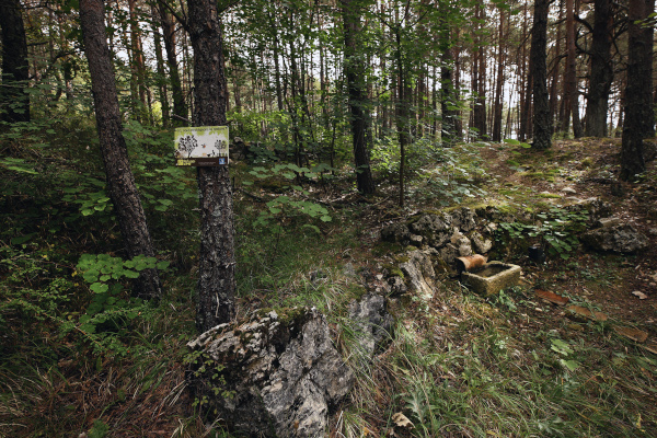 Le panneau Refuge LPO près de l'abreuvoir en pierre © Laurent del Fabbro
